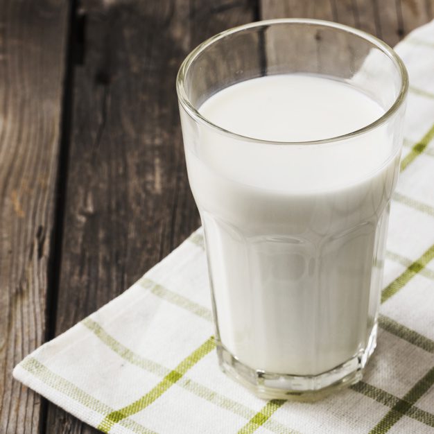 Descubra se beber leite faz bem ou se faz mal. Nutricionista Aline Lamarco explica sobre essa polêmica. Nutricionista Alphaville.