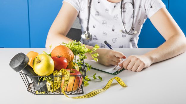 Você sabia que apenas nutricionistas podem prescrever dietas? Nutricionista Aline Lamarco comenta sobre o assunto. Nutricionista Alphaville