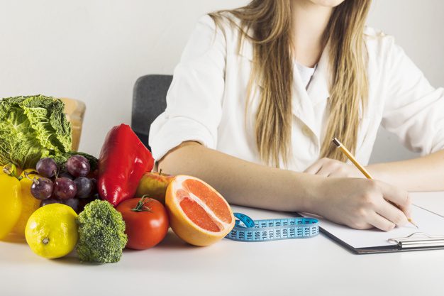 Qual diferença entre nutricionista e nutrólogo? Nutricionista Aline Lamarco explica.